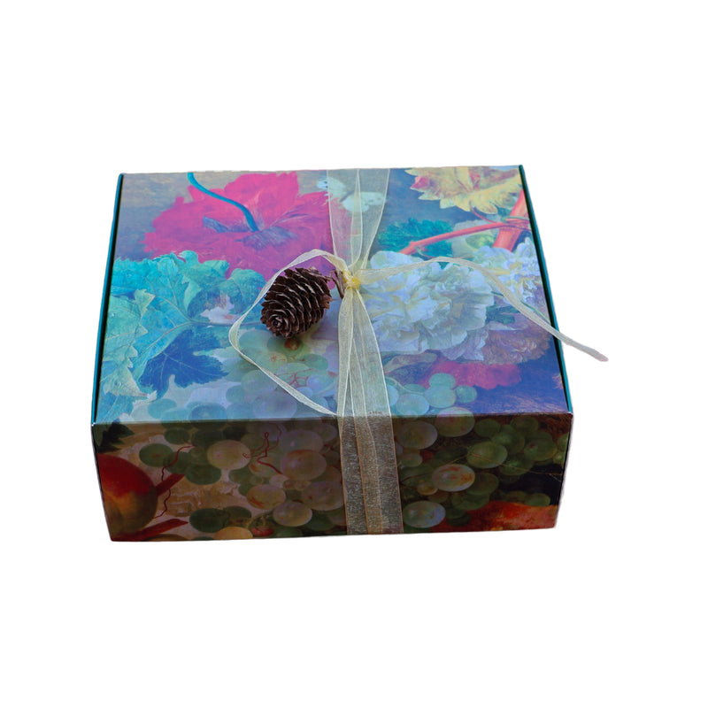 A beautiful floral design on the exterior of our Honey Lovers Gift Box, wrapped with a golden ribbon and deccorated with a pinecone.
